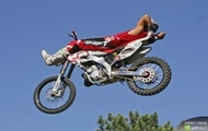 Zrelaksowany motocyklista