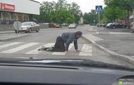 Pieszy wzorowo przechodzący przez jezdnie