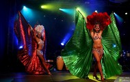 Piękne tancerki rewii Afro Carnaval