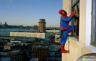 Spider-Man myje okna