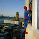 Spider-Man myje okna