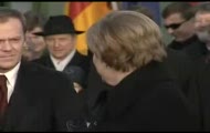 Tusk żuje gumę (źródło: TVN24)