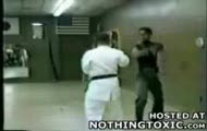 Amatora w walce z mistrzem karate