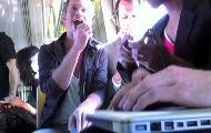 Muzycy grają na iPhonach w metrze