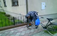 Pompowanie koła od roweru pompką od piłek