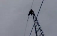 ,,Miszcz" na słupie wysokiego napięcia
