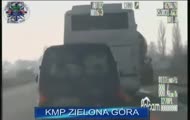 Kierowca autobusu wyprzedza na zakrętach
