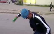 Tłuczenie butelki na glowie