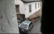 Idioci chcą przeparkowac auto 