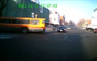 Autobus staranował samochód