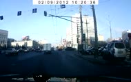 Niecierpliwy kierowca na skrzyżowaniu