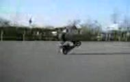 dłuugie wheelie na skuterze -na stojąco