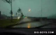 piorun trafił auto
