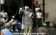 break dancing - mr wiggles - Koles pokazuje robo dance