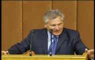 Nastukany Kwaśniewski na wykładzie