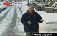 Reporter obrzucony śnieżkami
