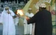Ten Arab daje niezły ogień...