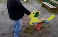 Co dzieci robią na placu zabaw :)