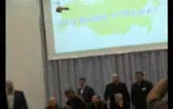 Latający penis na konferencji prasowej