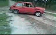 Maluch po uderzeniu w dzewo