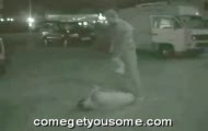 Uliczna walka za klubem zdecydowanie przypomina, że jednym z Fight Club sceny filmu. Pod koniec tego faceta, który wygrywa pomaga mu wstać następnie powala  go z powrotem w dół, dość brudna robota