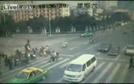 Chiny: Dzieciak biegnie przez jezdnie i zostaje trafiony przez van'a