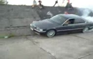 BMW + palenie gumy = Dachowanie