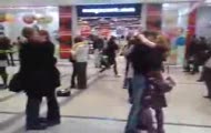 walentynkowe całowanie w galerii krakowskiej
