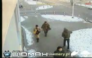 niebywały wypadek samochodowy w warszawie, w którym pieszy dzięki swej szybkości uniknął zderzenia