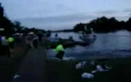 Wepchnął policjantów do wody!
