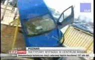 Bus zawisł na rondzie