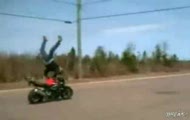 śmieszny wypadek na motorze