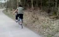 mistrz kierownicy ucieka no rowerze
