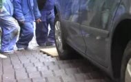 Kierowca zawisł na schodach przy gorzowskiej restauracji