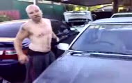 Rozbijal glowa szybe samochodu