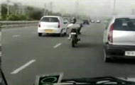 Kierowca motoru pisze SMS-y...