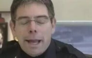 Schował sie przed policją... w komisariacie