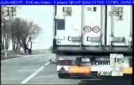 Kierowca wyprzedza na skrzyżowaniu xxx