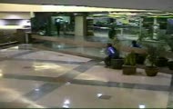 Koleś sra w miejscu publicznym