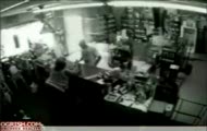 Kasjerka dostała z butelki w głowę