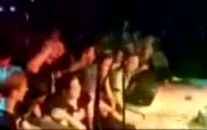 próba zwinięcia gitary ze sceny