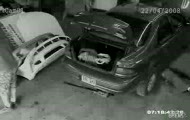Przez przypadek przygniótł mechanika pracującego pod samochodem