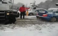 Subaru wyciąga TIRa ze śniegu