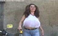 Milena Velba - Mycie Motocykla