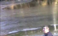 Gruby koleś skacze na zamarzniętą rzekę
