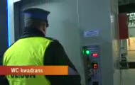 reporter uwięziony w nowoczesnej toalecie