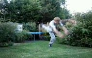 Gość próbuje wykonać salto w tył