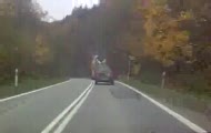 Nauka jazdy- kursantka wraz z egzaminatorem lamie prawo