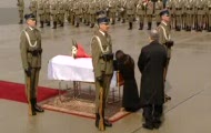 Marta i Jarosław Kaczyńscy przy trumnie prezydentowej