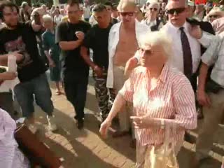 Starsza pani dusi zwolennika PO